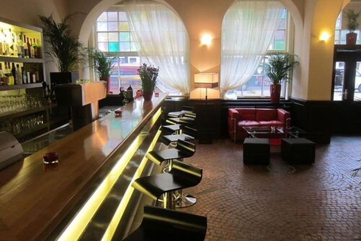 Lounge 38 of 50