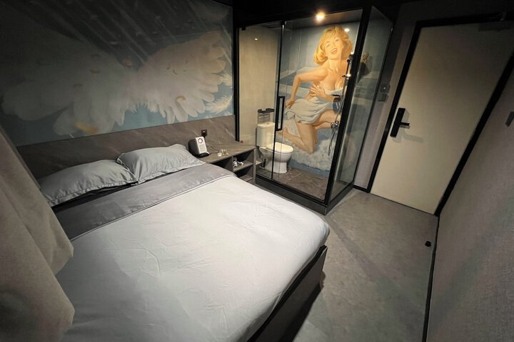 Room 3 of 10