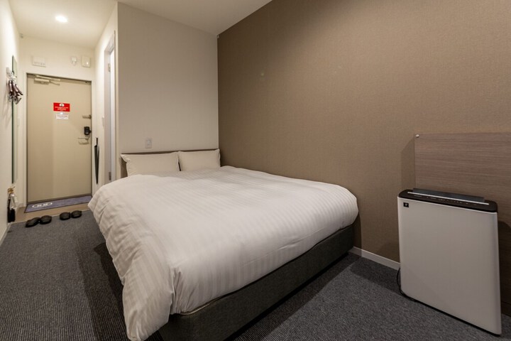 Room 4 of 16