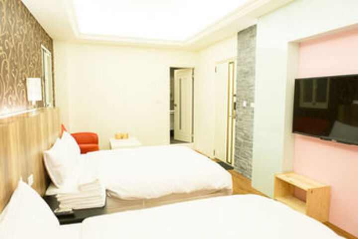 Room 5 of 12
