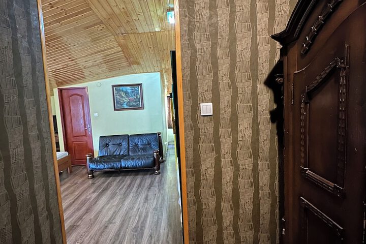 Room 28 of 83