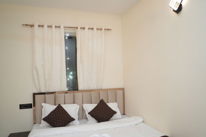 Room 5 of 13