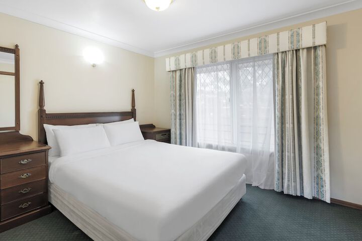 Room 4 of 99