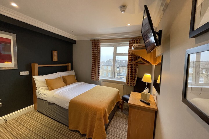 Room 6 of 39