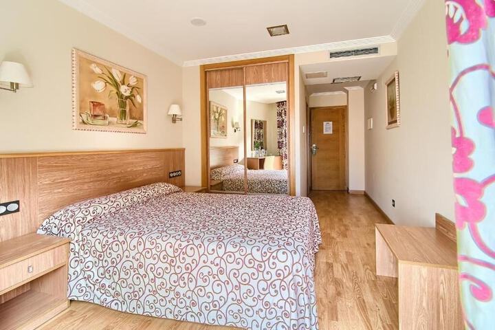 Room 2 of 33