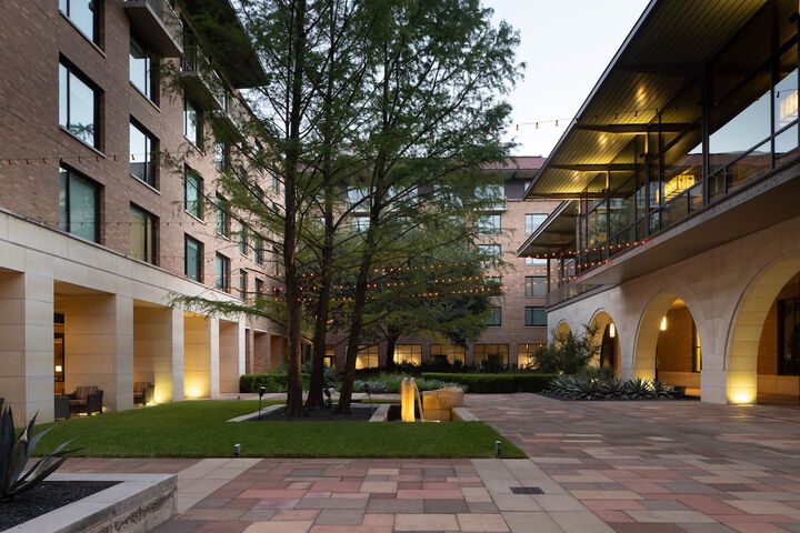 Hotel Exterior 50 of 54