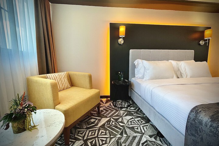 Room 32 of 47