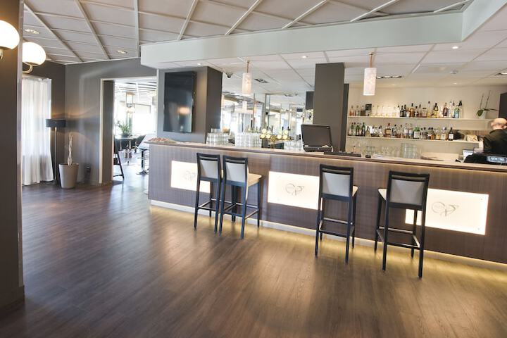 Lounge 44 of 54