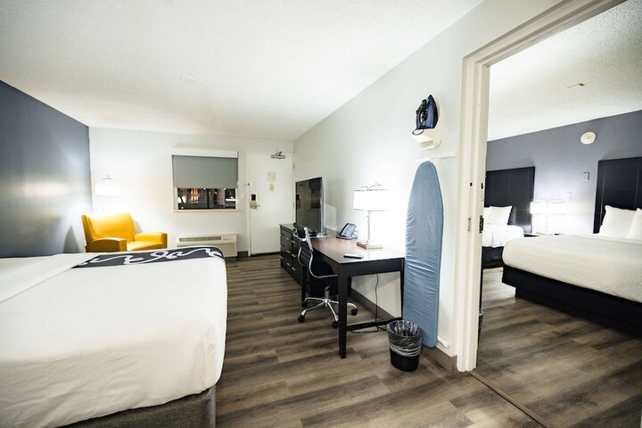 Suite Multiple Beds (10 of 10)