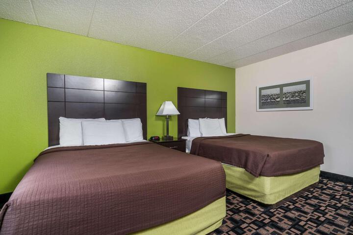 1 Queen Bed (3 of 7)