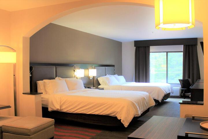 2 Queen Beds (10 of 15)