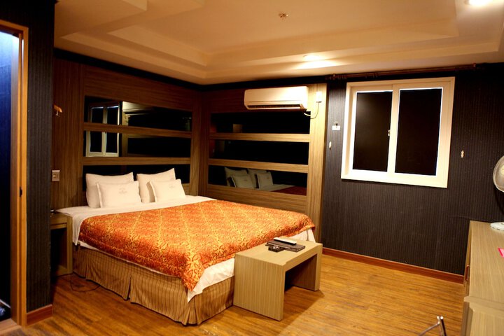 Room 8 of 33