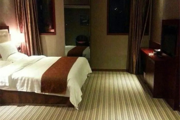 Room 5 of 8