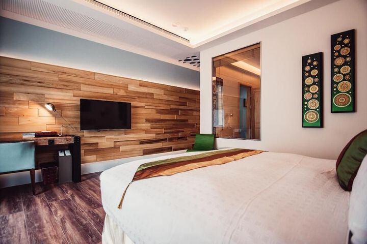 Room 12 of 80