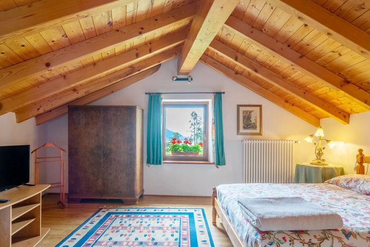 Room 4 of 14