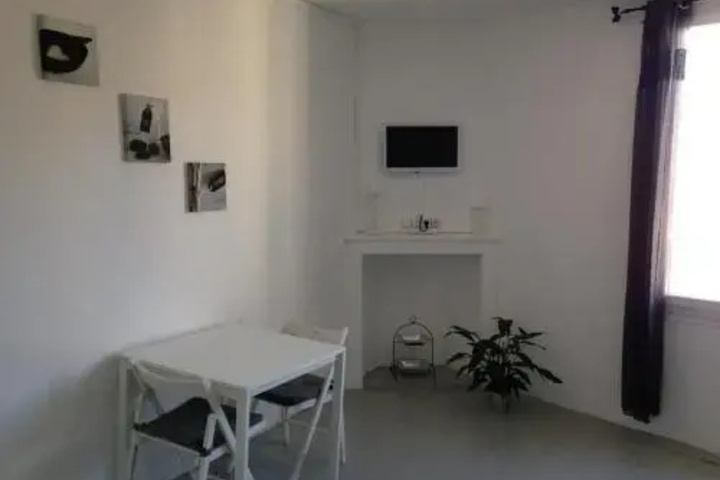 Room 5 of 12