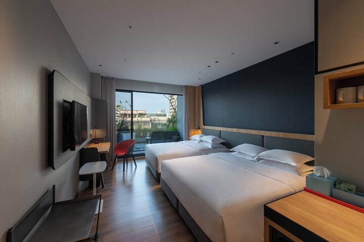 Room 32 of 82