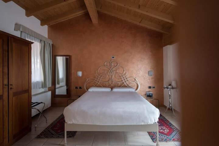 Room 8 of 25