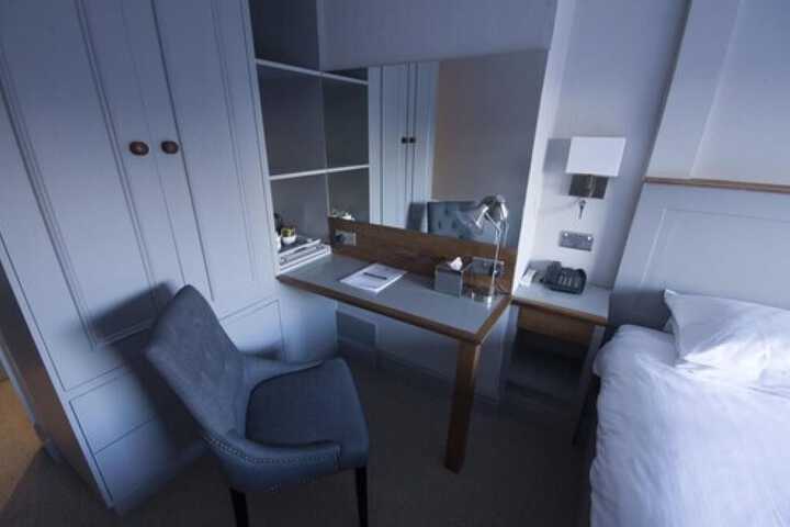 Room 6 of 32