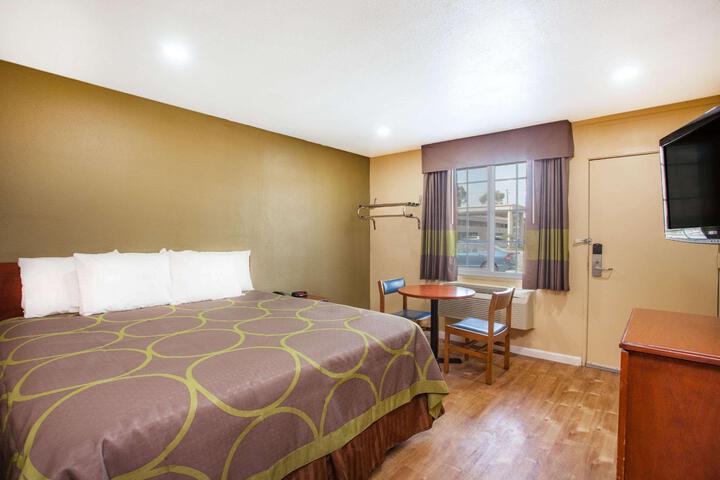 1 King Bed (4 of 9)