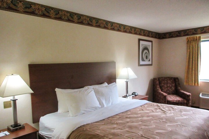 1 King Bed (2 of 8)