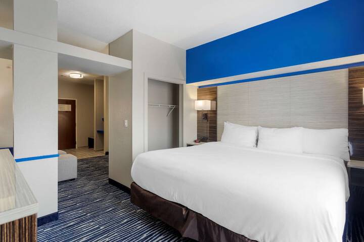 Standard | King Bed (8 of 14)