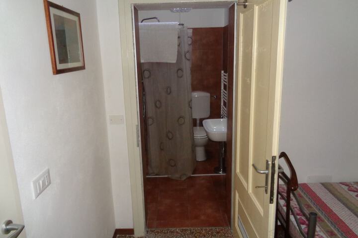Room 8 of 35