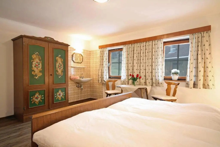Room 6 of 18