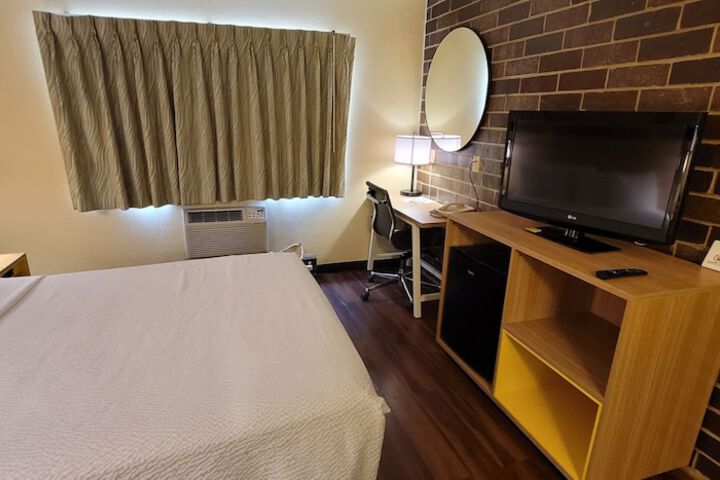 1 Queen Bed (6 of 15)