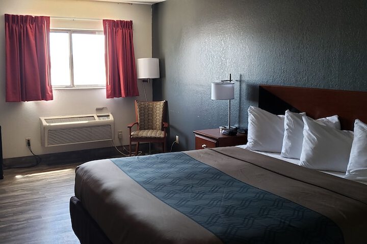 1 King Bed (4 of 8)
