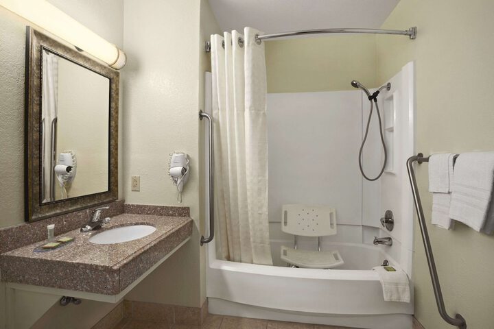 Room 6 of 10