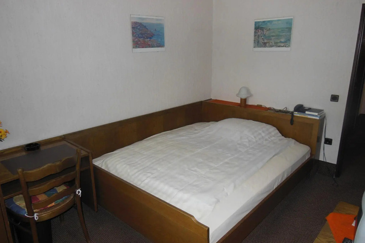 Room 6 of 12