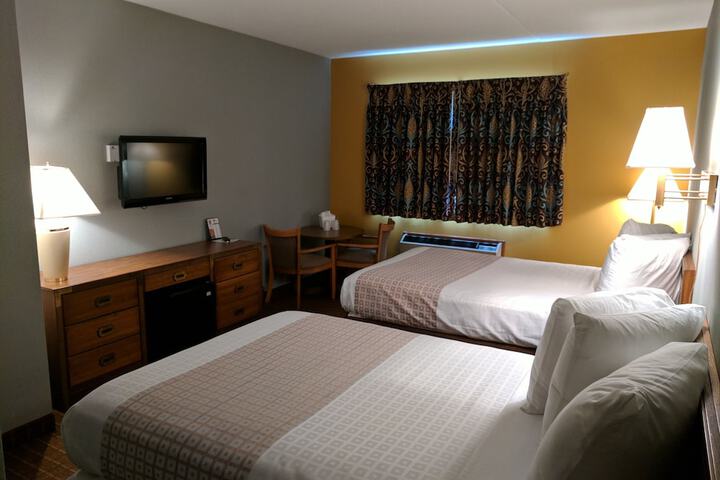 Deluxe 2 Queen Beds (4 of 7)
