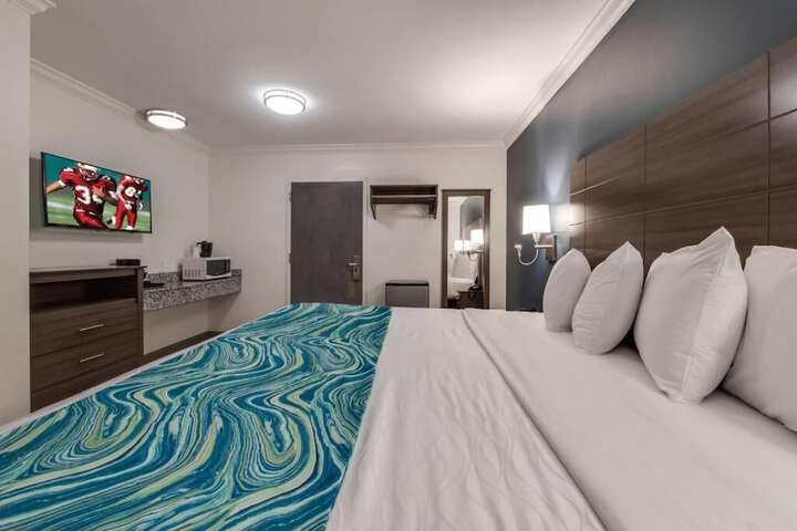 Room 10 of 32