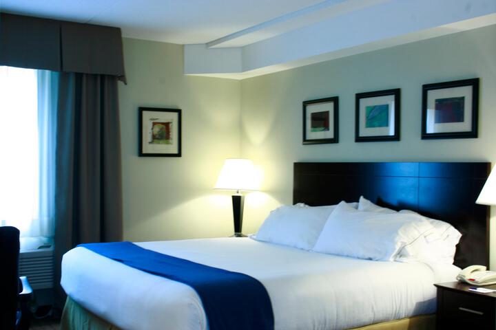 1 King Bed (5 of 13)
