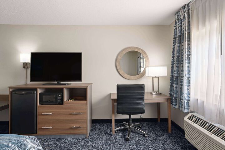 1 Queen Bed Accessible Room (6 of 14)