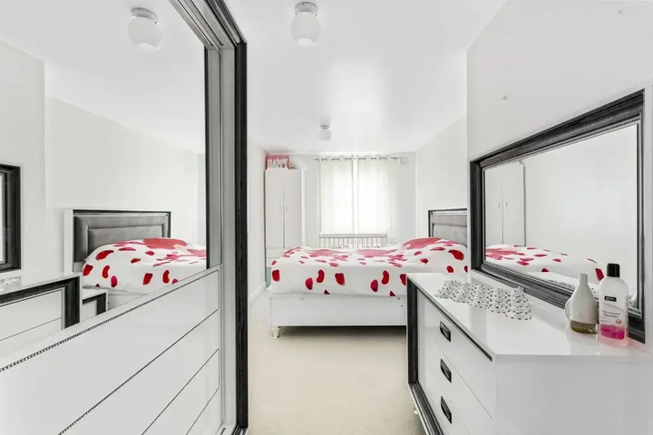 Room 4 of 10