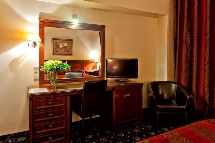 Room 10 of 48