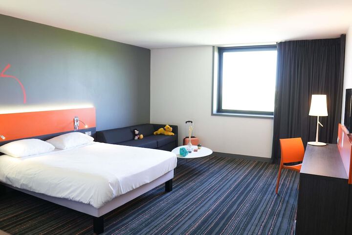 Room 28 of 96