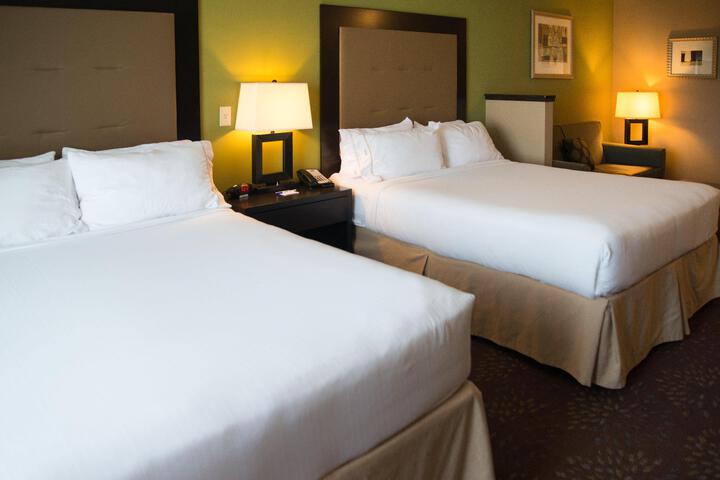 2 Queen Beds (9 of 14)