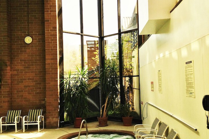 Indoor spa tub
