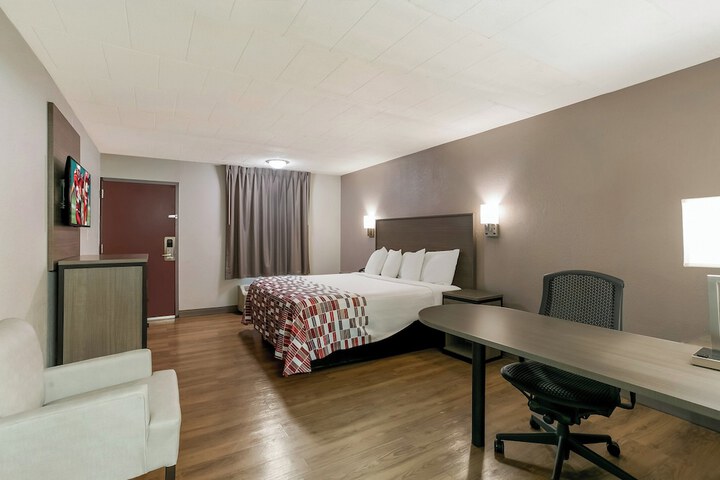 ADA Superior King with Roll in Shower (9 of 10)