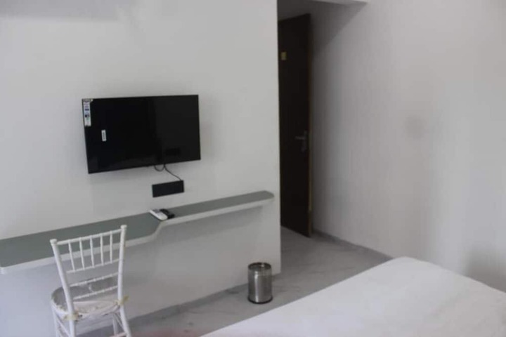 Room 3 of 10