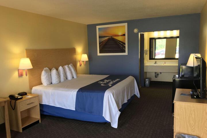 1 King Bed (8 of 10)