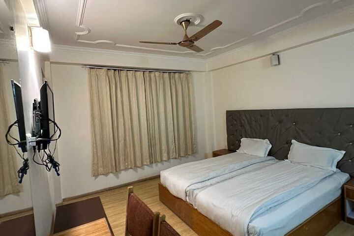 Room 6 of 11