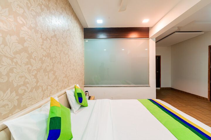 Room 27 of 61