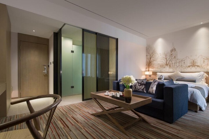 Room 11 of 19