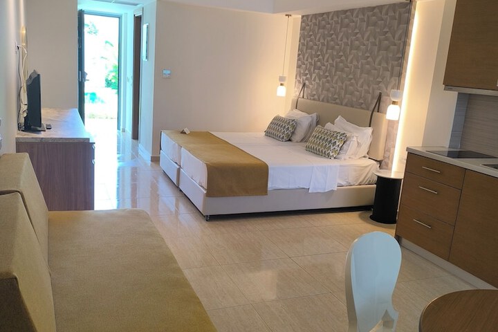 Room 33 of 89