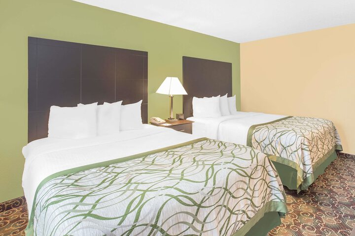 1 Queen Bed Accessible Room (11 of 12)