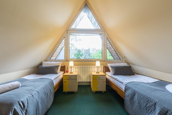 Room 7 of 180